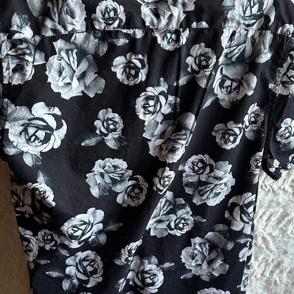 Men's Black and White Floral Button Down Shirt.         F - Picture 7 of 7